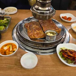 흥부골 숯불돼지 왕갈비 사진