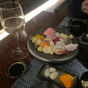 타니 넥스트도어 사진