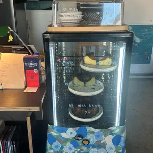 라우더댄밤즈 리뷰 사진