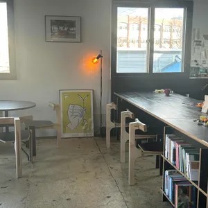 라우더댄밤즈 리뷰 사진