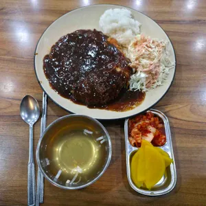 왕돈까스 생면짜장우동 소고기국밥 사진