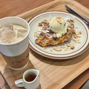 카페 포즈 대표 사진