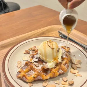 카페 포즈 사진