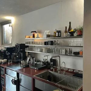 푸어링아웃 메라키 대표 사진