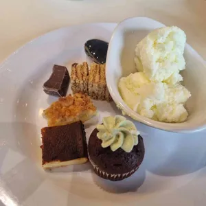 애슐리퀸즈 사진