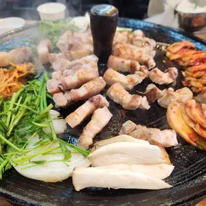 유정아 솥뚜껑오겹살 사진