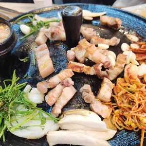 유정아 솥뚜껑오겹살 대표 사진