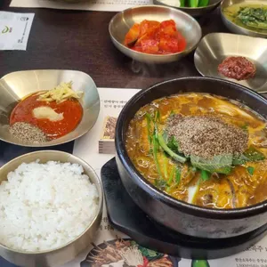 본흑염소능이삼계탕 사진 1