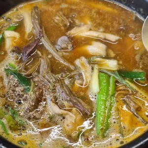 본흑염소능이삼계탕 사진