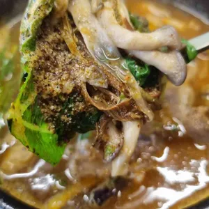 본흑염소능이삼계탕 사진