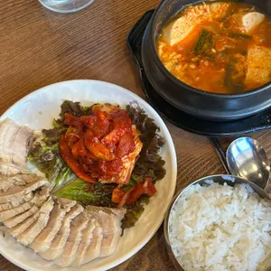 돈통마늘보쌈 사진