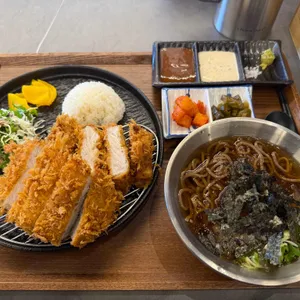 돈까스라이팅 사진