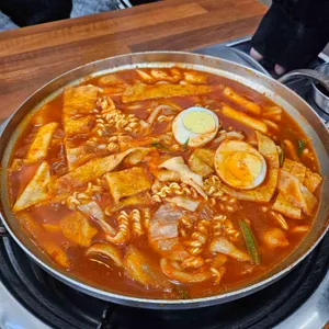 떡볶이에 밥볶아 사진