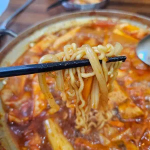 떡볶이에 밥볶아 사진