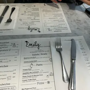 에밀리 리뷰 사진