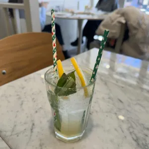 에밀리 리뷰 사진