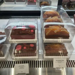 피에르 에르메 파리 더현대 서울 팝업 리뷰 사진