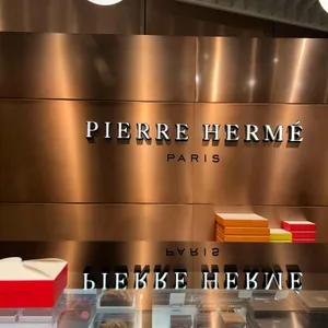 피에르 에르메 파리 더현대 서울 팝업 리뷰 사진