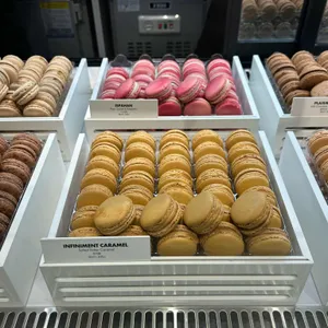 피에르 에르메 파리 더현대 서울 팝업 사진