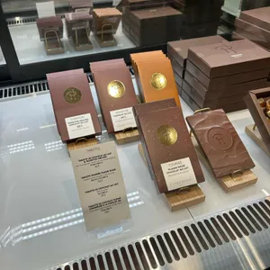 피에르 에르메 파리 더현대 서울 팝업 리뷰 사진