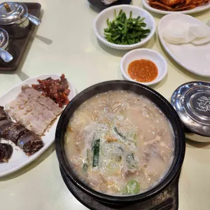 찐한부산돼지국밥 사진 1