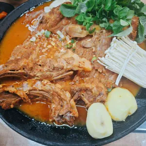 조선솥뚜껑감자탕 사진 1