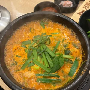 기울어진뚝배기 사진