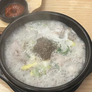 기울어진뚝배기 사진