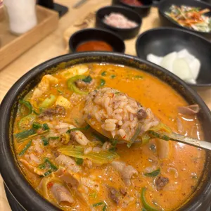 기울어진뚝배기 사진