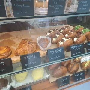 어몽더브레드 리뷰 사진