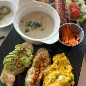 디시앤쉐어 대표 사진