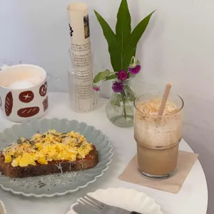 더버튼스 사진 1