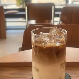 소굴속 대표 사진