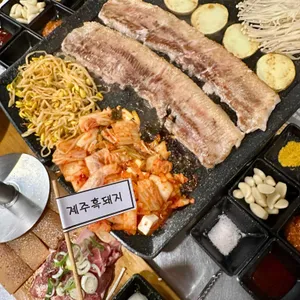 돼지되지 리뷰 사진