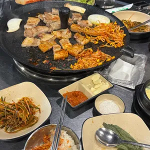 솥뚜껑삼겹살집 사진 1