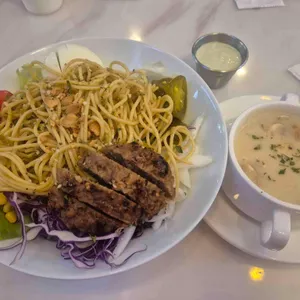 샐러드로우 앤 트라타 대표 사진