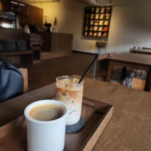 카페 명암 사진 2