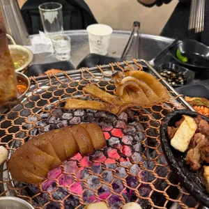 돼지전설 대표 사진