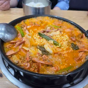 최네집 대표 사진