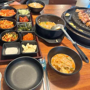 인심숯불돼지집 대표 사진