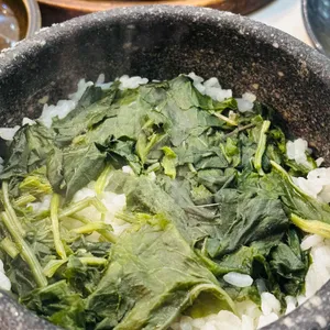 칡산에 황제보쌈&곤드레 돌솥밥 칼국수 대표 사진