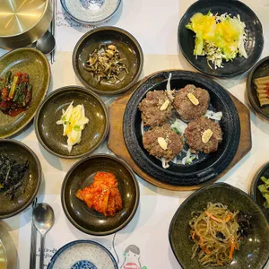 칡산에 황제보쌈&곤드레 돌솥밥 칼국수 대표 사진