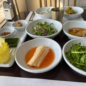 하늘아래 대표 사진