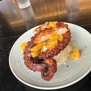 Revolver 대표 사진