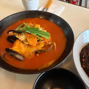 찌엔용 대표 사진
