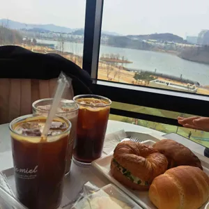 라크드미엘 대표 사진