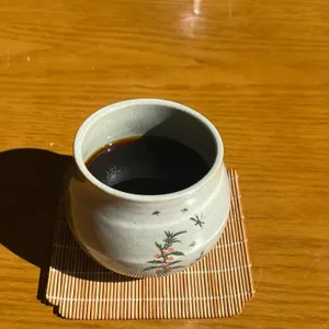 군중과 고독 사이 대표 사진