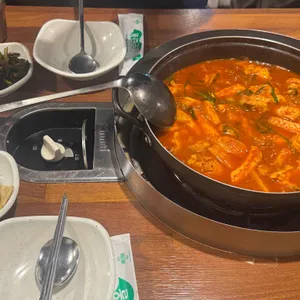 뒷뜰안에닭한마리 대표 사진