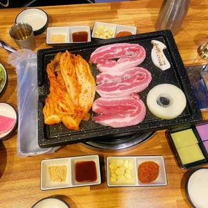 돈벼락김치삼겹살 사진 1
