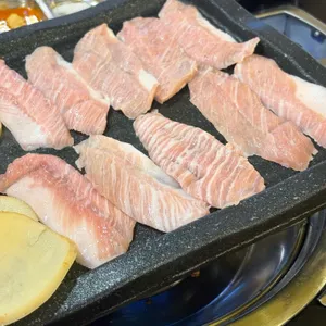 육더쿠 대표 사진